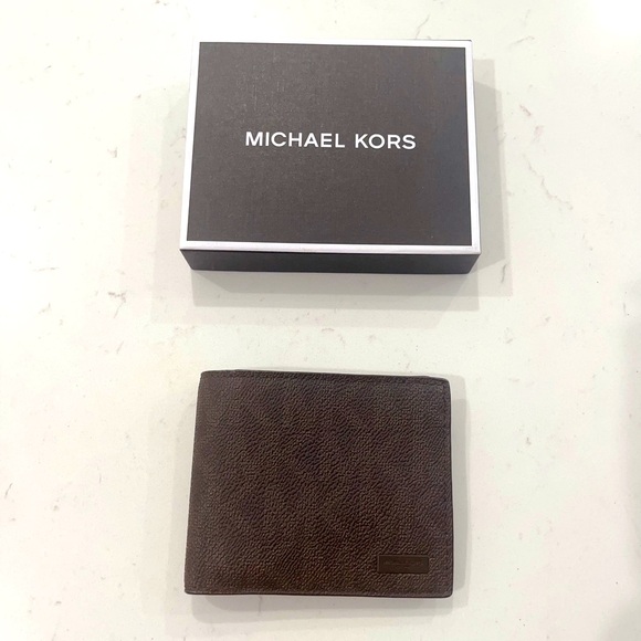 Michael Kors Men's Jet Set Brown Signature PVC Billfold - Picture 1 of 3